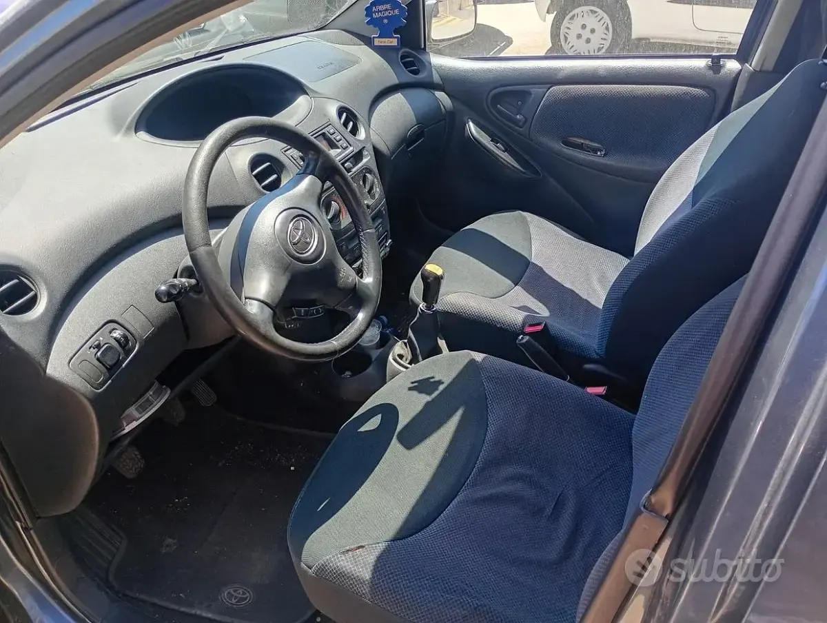 Usata Toyota Yaris 75 CV (55 kW) 2005 Grigio Berlina
