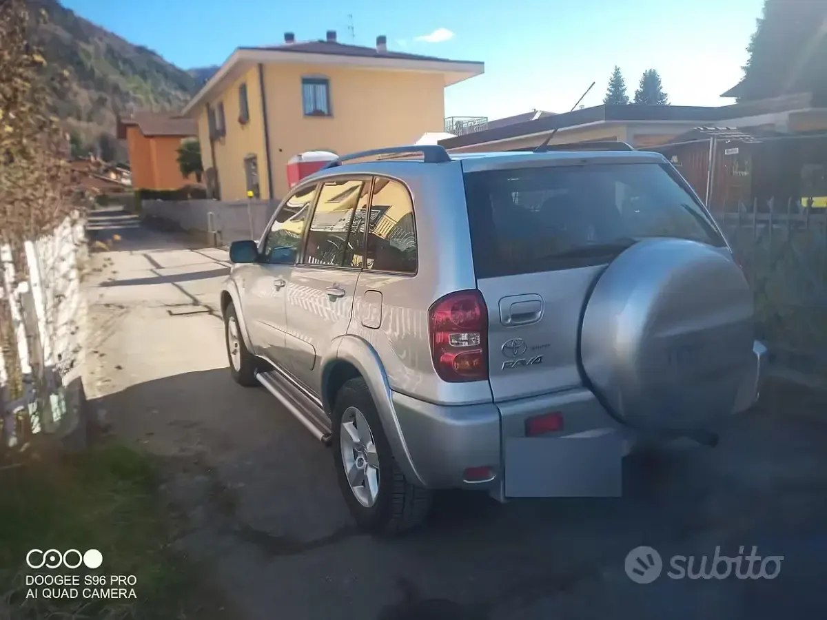 Usata Toyota RAV4 150 CV (110 kW) 2004 Grigio SUV