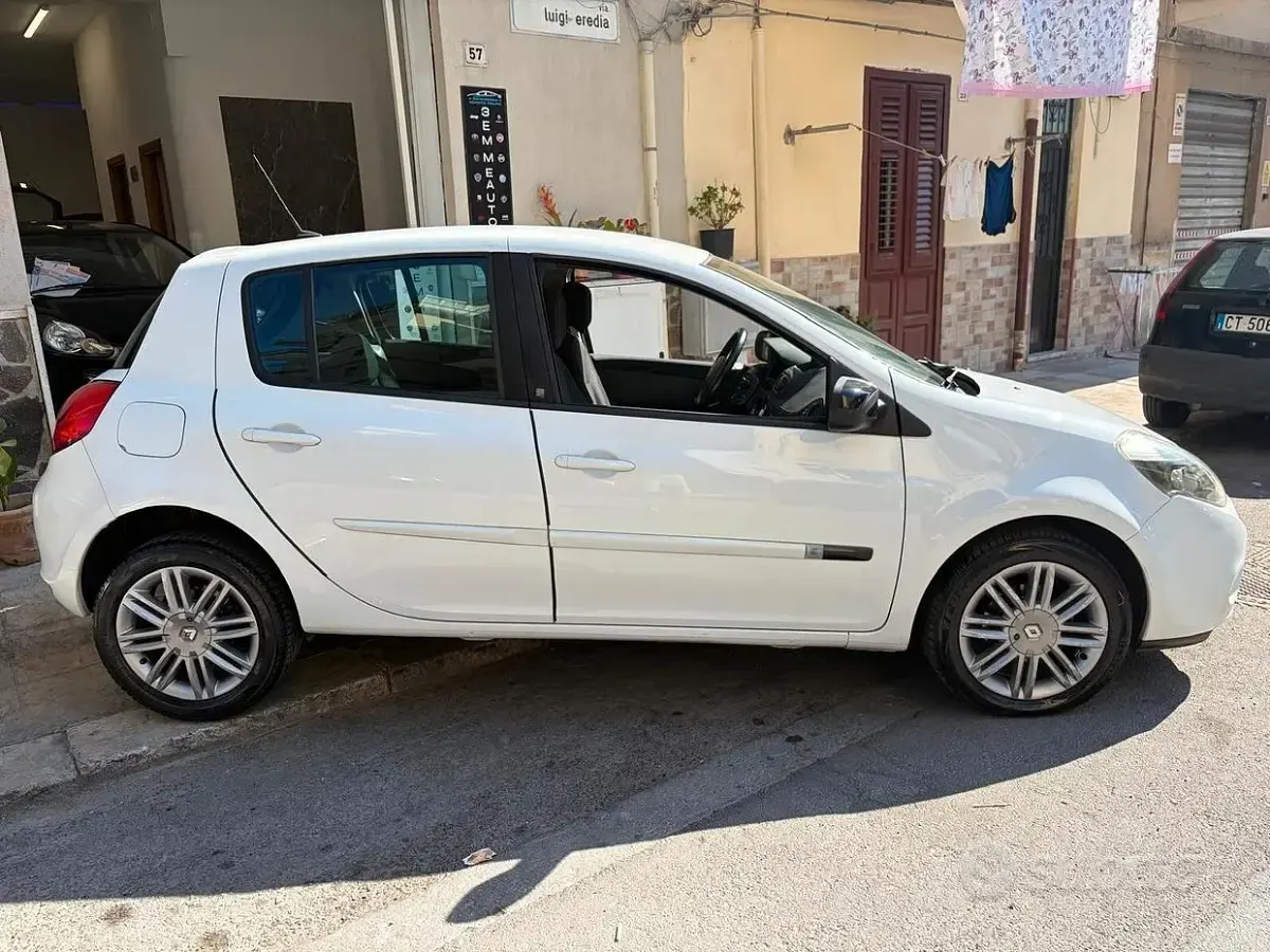 Usata Renault Clio II 75 CV (55 kW) 2011 Bianco Berlina