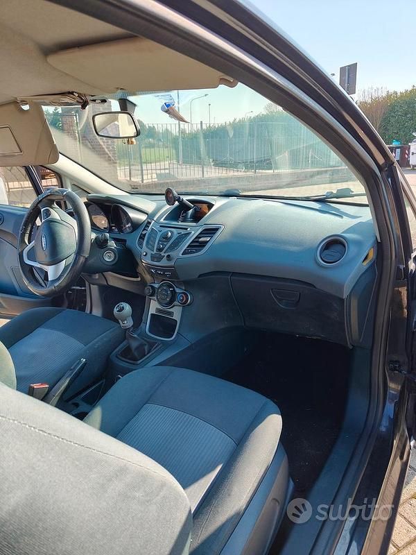 Usata Ford Fiesta 97 CV (71 kW) 2010 Nero Utilitaria
