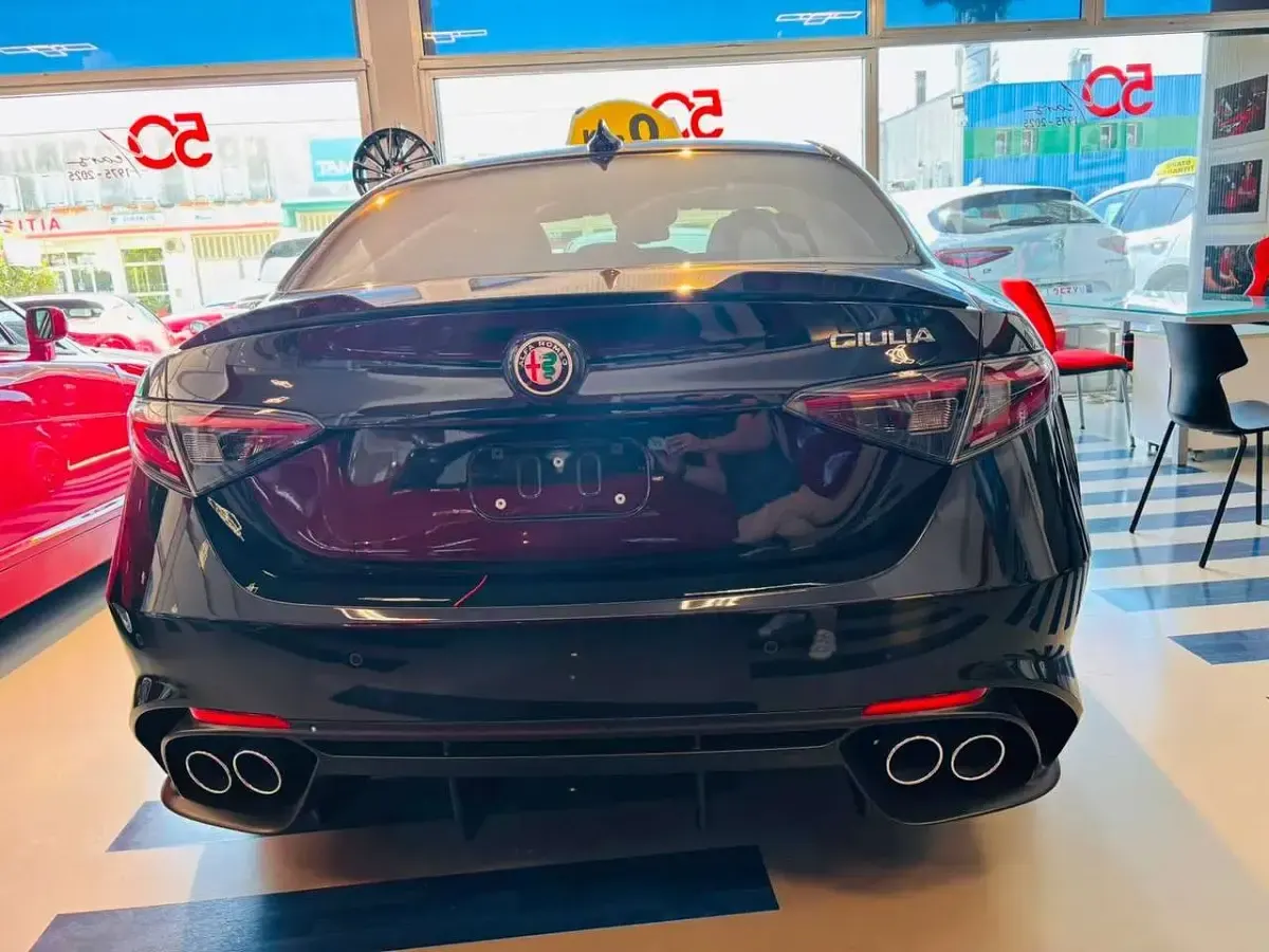 Nuova Alfa Romeo Giulia Quadrifoglio 519 CV (381 kW) 2025 Nero vulcano Berlina