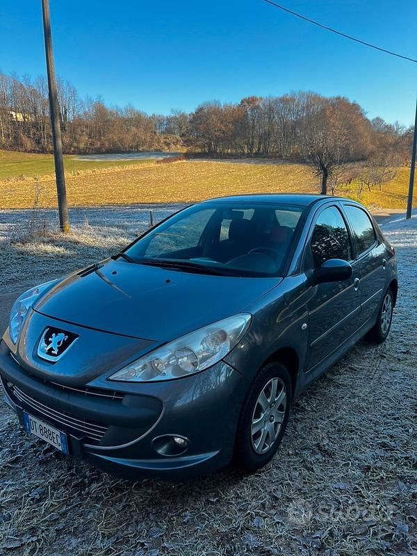 Grigio Usata 2009 Peugeot 206+ Due volumi | 3350 € (Buon prezzo) - Immagine 1/4