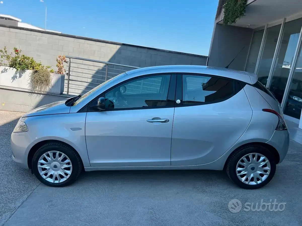 Usata Lancia Ypsilon Silver 69 CV (50 kW) 2013 Grigio Utilitaria