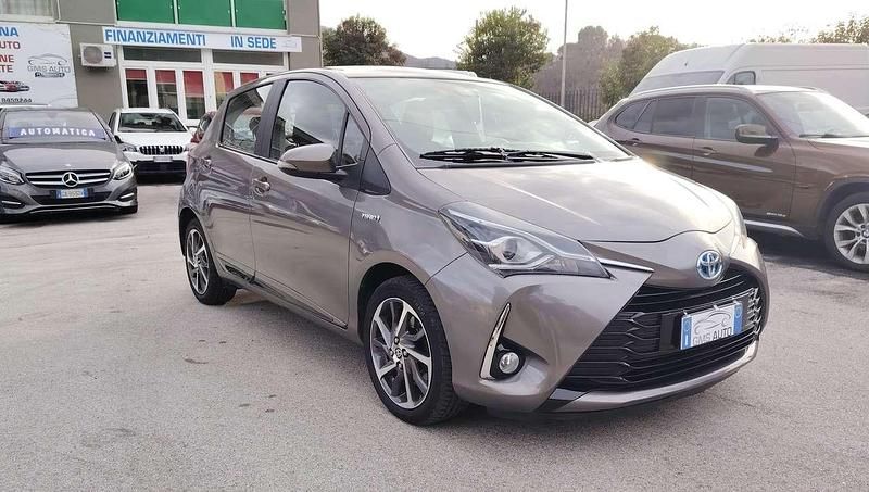 Usata Toyota Yaris Hybrid Active 73 CV (53 kW) 2017 Grigio Berlina