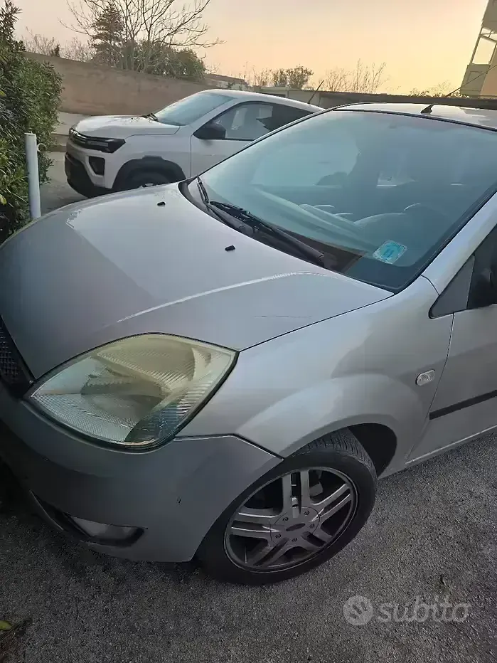 Usata Ford Fiesta 90 CV (66 kW) 2006 Grigio Utilitaria