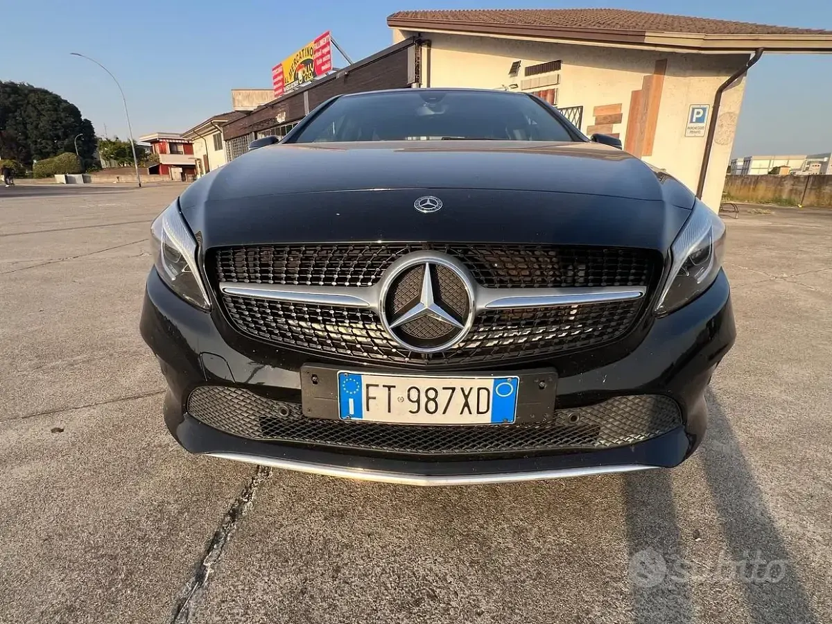 Usata Mercedes A180 116 CV (85 kW) 2019 Nero Berlina