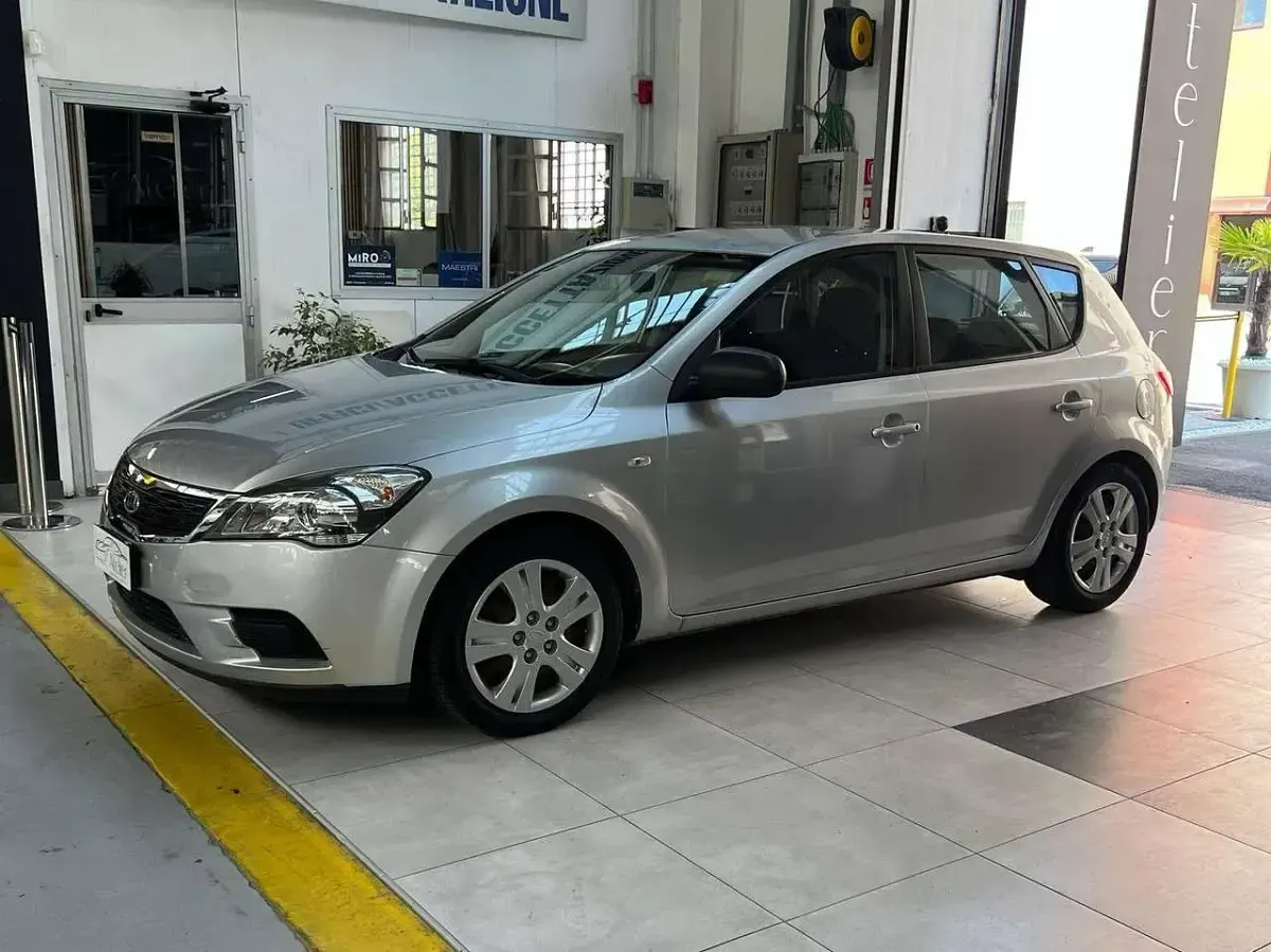 Usata Kia Ceed LX 109 CV (80 kW) 2009 Argento Utilitaria
