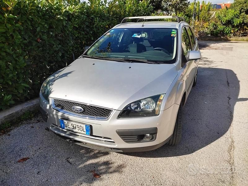 Grigio Usata 2006 Ford Focus Tre volumi | 1500 € (Super prezzo) - Immagine 1/4