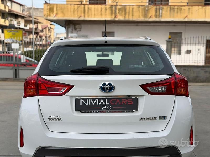 Usata Toyota Auris Active 99 CV (72 kW) 2014 Bianco Berlina
