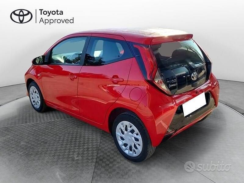 Usata Toyota Aygo Cool 72 CV (52 kW) 2020 Rosso Utilitaria