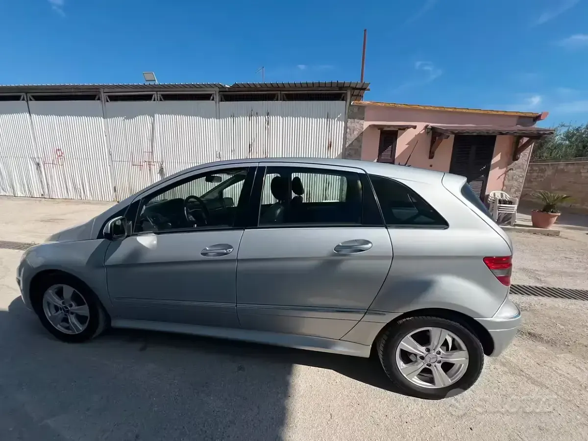 Usata Mercedes B200 140 CV (102 kW) 2006 Grigio Monovolume