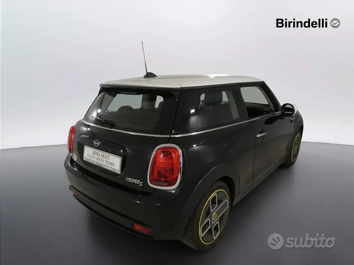 Usata Mini Cooper SE 75 kW (102 CV) 2022 Midnight black metallizzato Utilitaria