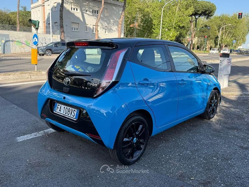 Second-hand Toyota Aygo 69 CP (50 kW) 2015 Albastru Hatchback