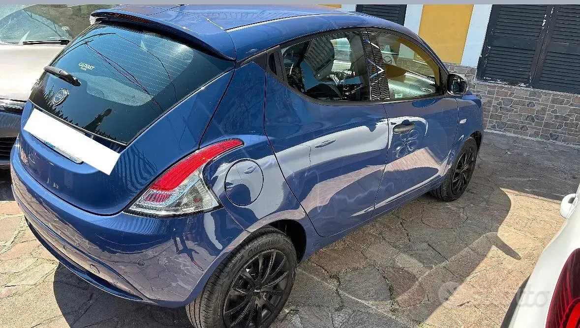 Usata Lancia Ypsilon 60 CV (44 kW) 2017 Blu Utilitaria