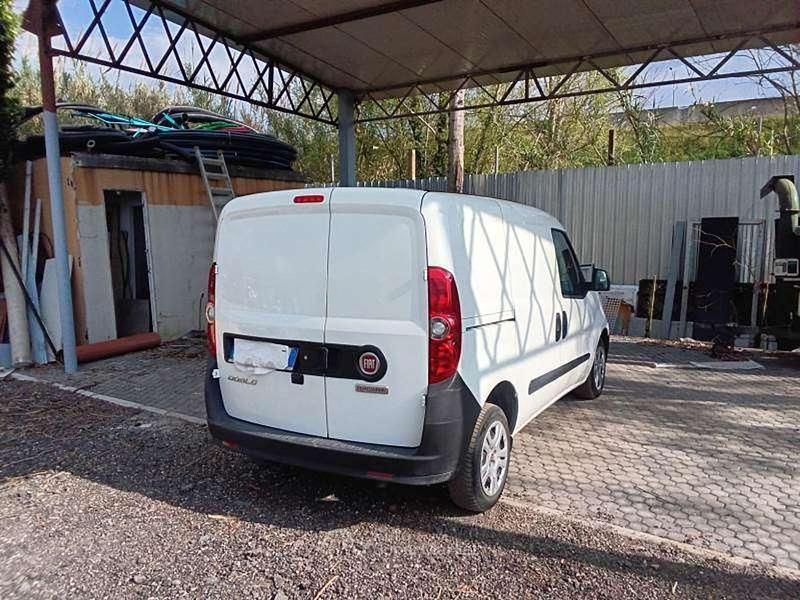 Usata Fiat Doblò 105 CV (77 kW) 2022 Bianco Monovolume