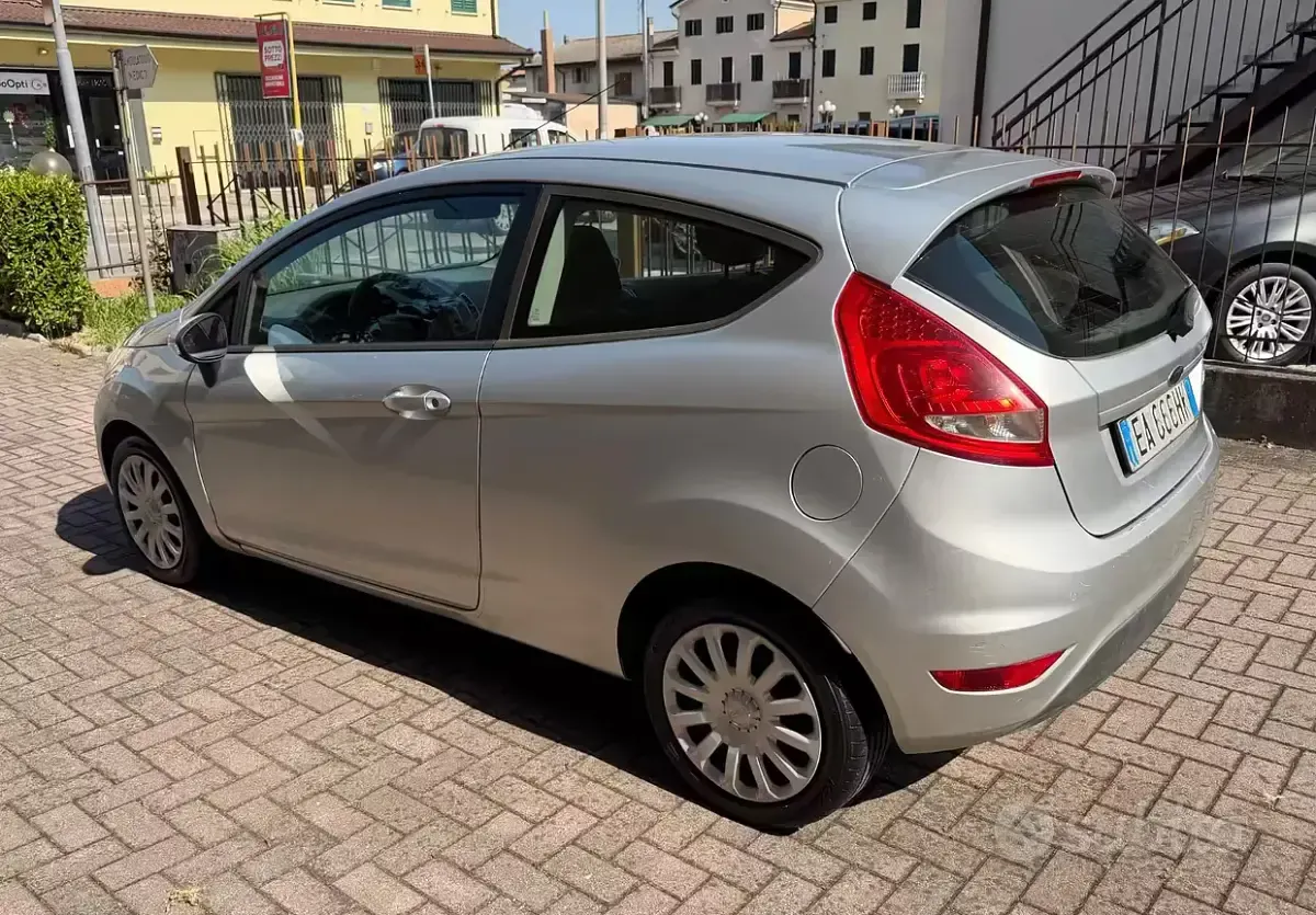 Usata Ford Fiesta 97 CV (71 kW) 2009 Grigio Utilitaria