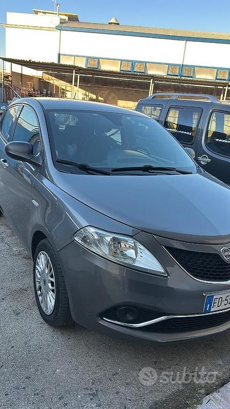 Usata Lancia Ypsilon 69 CV (50 kW) 2016 Grigio Utilitaria