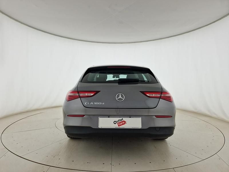 Usado Mercedes CLA180 Shooting Brake Executive 116 CV (85 kW) 2023 Gris Familiar