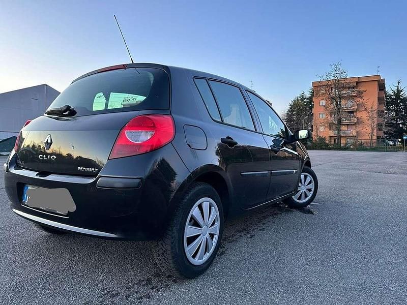 Usata Renault Clio II Luxe 68 CV (50 kW) 2007 Berlina