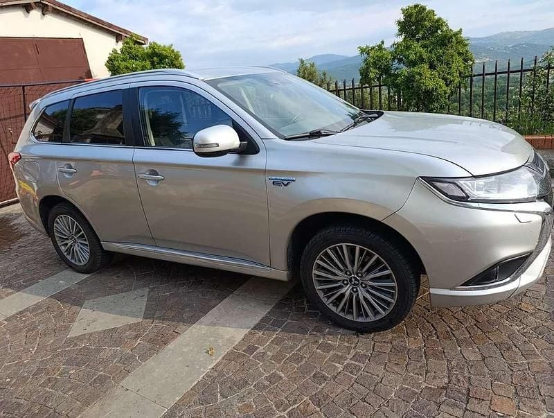 Usata Mitsubishi Outlander P-HEV Instyle 135 CV (99 kW) 2021 Argento SUV