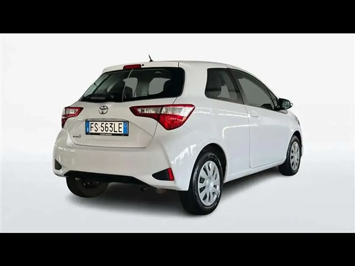 Usata Toyota Yaris Cool 72 CV (52 kW) 2019 Bianco Utilitaria