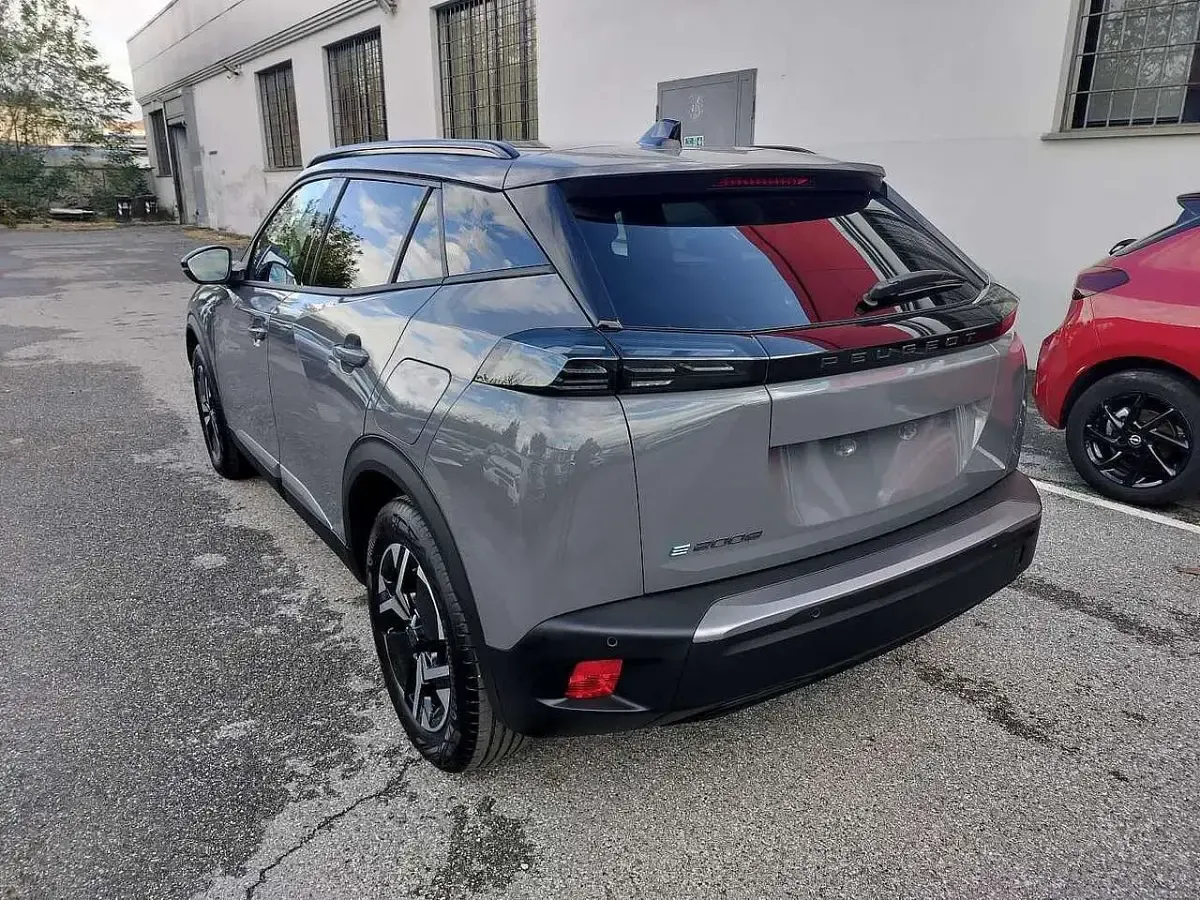 Usata Peugeot e-2008 Allure 56 kW (77 CV) 2024 Grigio SUV