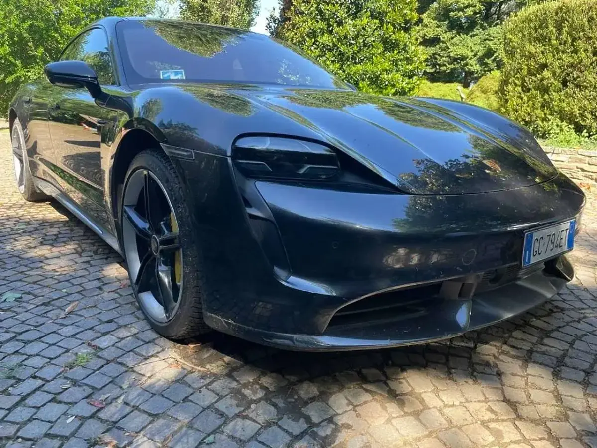 Usata Porsche Taycan 141 kW (193 CV) 2021 Grigio vulcano Berlina