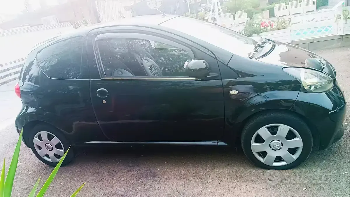 Usata Toyota Aygo 68 CV (50 kW) 2007 Nero Utilitaria