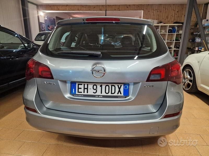 Usata Opel Astra Cosmo 110 CV (80 kW) 2011 Blu Station wagon