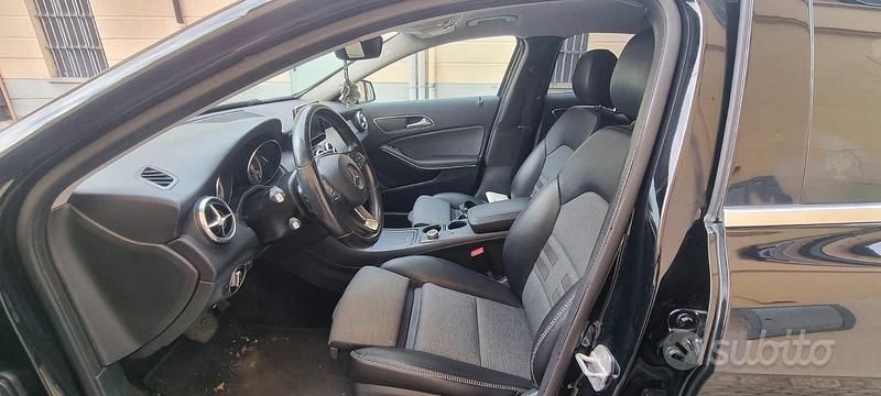 Usata Mercedes GLA180 Business 109 CV (80 kW) 2017 Nero SUV
