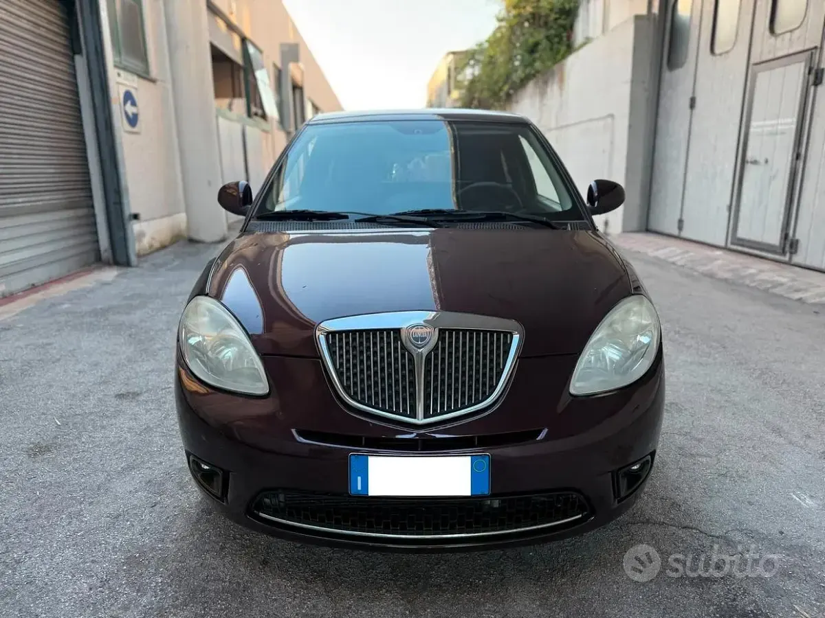 Usata Lancia Ypsilon 75 CV (55 kW) 2009 Viola Utilitaria