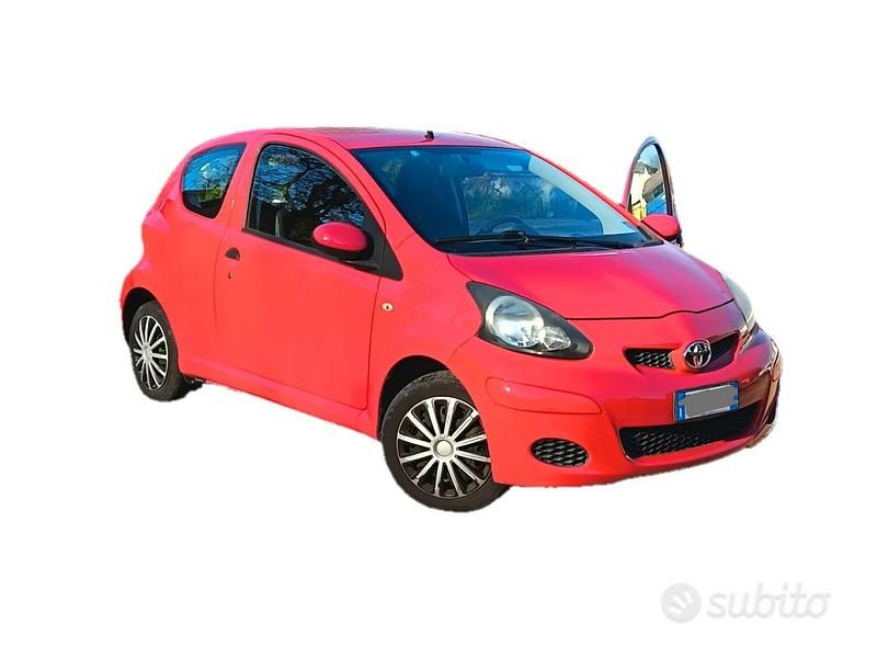 Usata Toyota Aygo Sol 67 CV (49 kW) 2010 Rosso Utilitaria