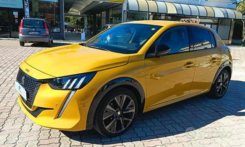 Giallo Usata 2021 Peugeot 208 GT Due volumi | 16.799 € (Molto cara) - Immagine 1/4