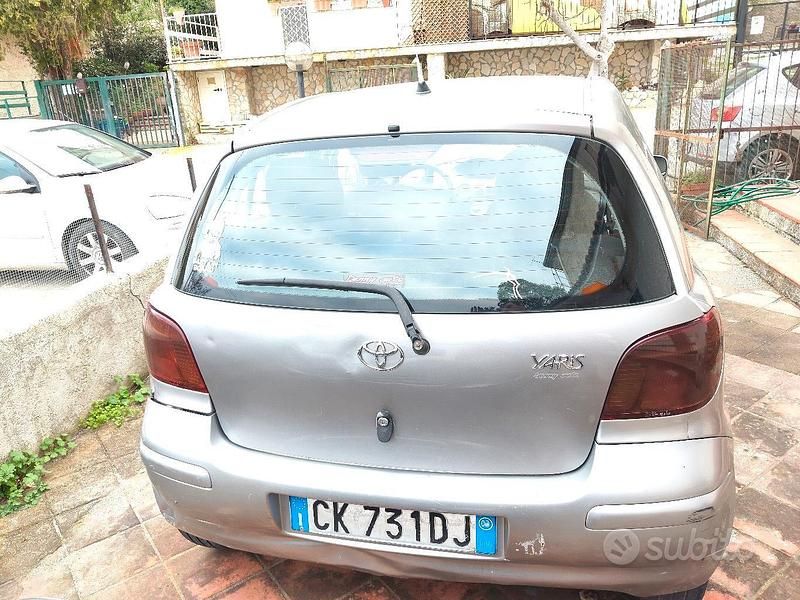 Usata Toyota Yaris 75 CV (55 kW) 2003 Grigio Berlina