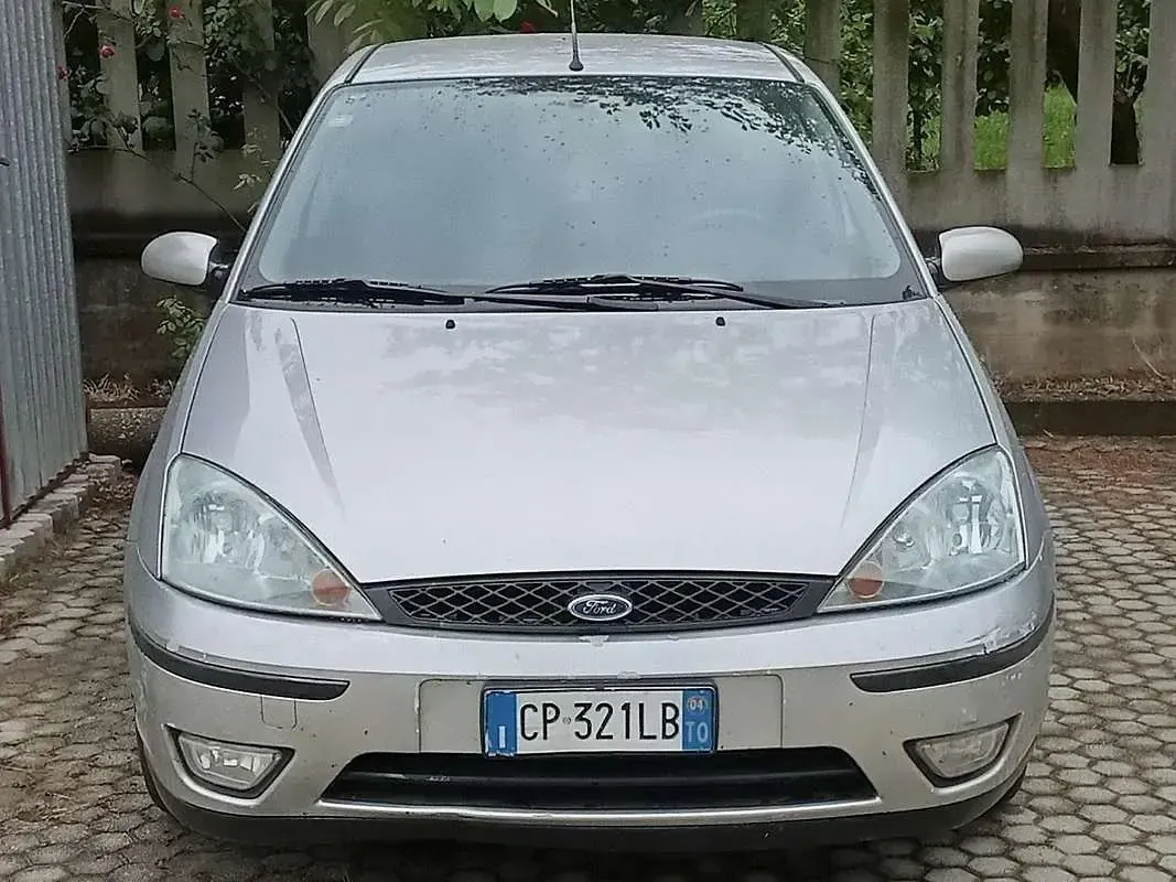 Usata Ford Focus 101 CV (74 kW) 2004 Argento Berlina