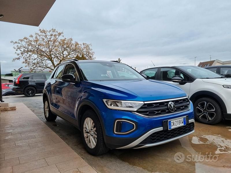 Usata VW T-Roc Life 116 CV (85 kW) 2023 Blu SUV