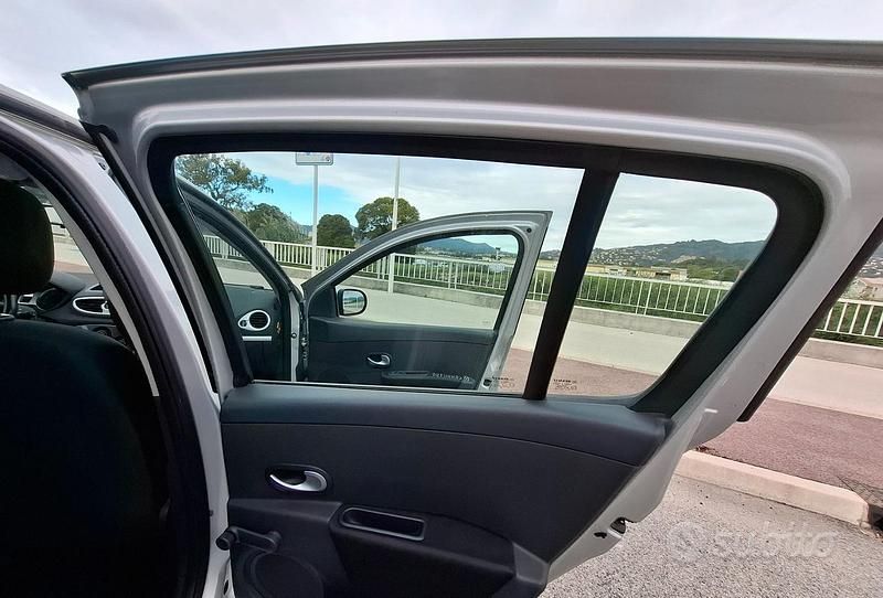 Usata Renault Clio III 90 CV (66 kW) 2012 Grigio Berlina