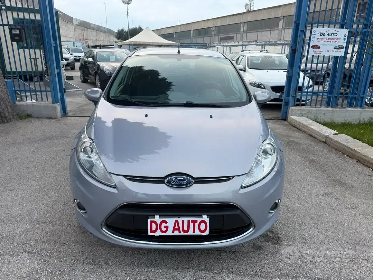 Usata Ford Fiesta Titanium 70 CV (51 kW) 2012 Grigio Berlina