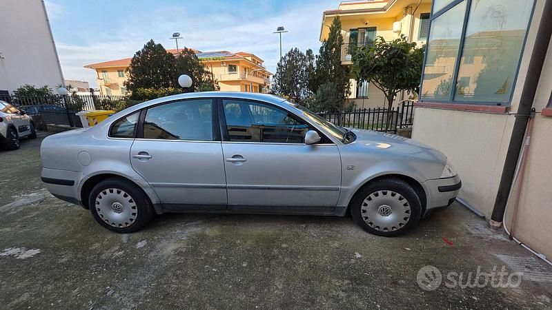Usata VW Passat 101 CV (74 kW) 2002 Grigio Berlina