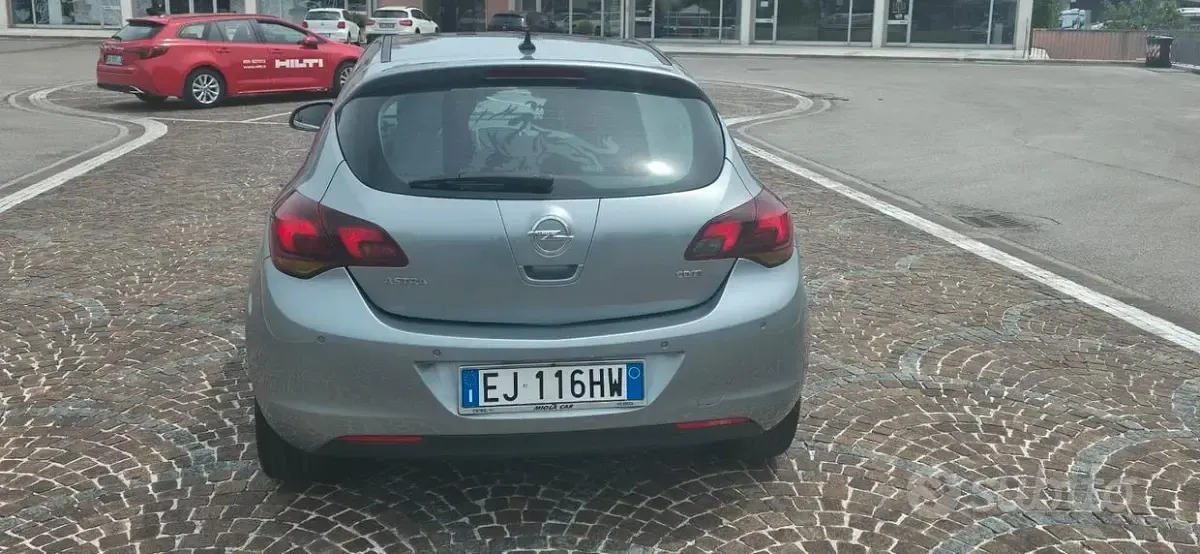 Usata Opel Astra Cosmo 110 CV (80 kW) 2011 Grigio Coupé