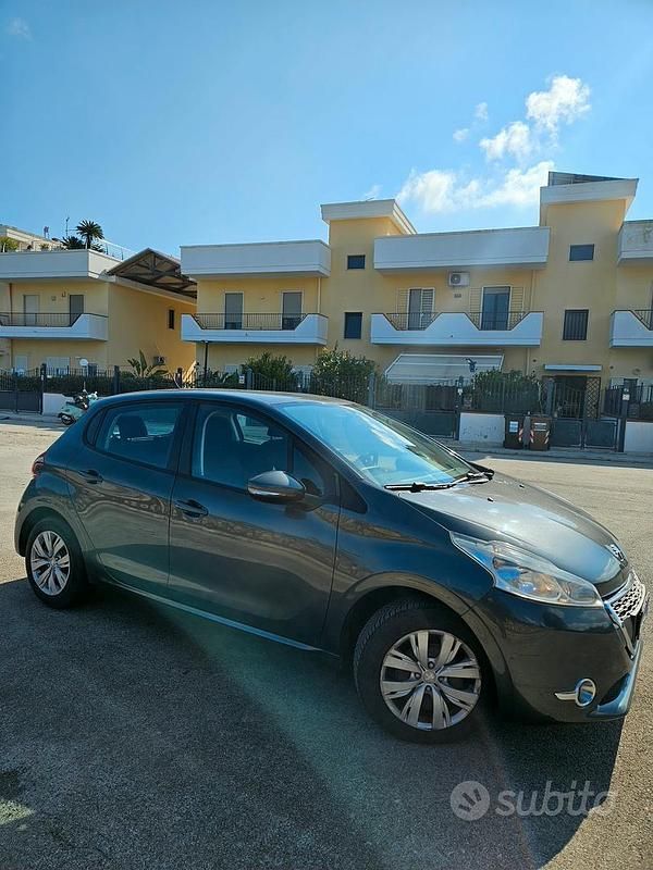 Usata Peugeot 208 68 CV (50 kW) 2015 Grigio Utilitaria