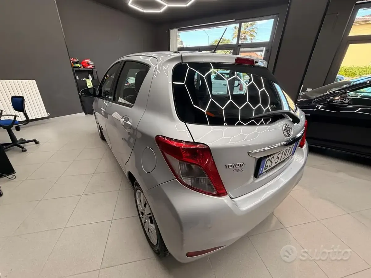 Begagnad Toyota Yaris Active 90 HK (66 kW) 2013 Grå Halvkombi