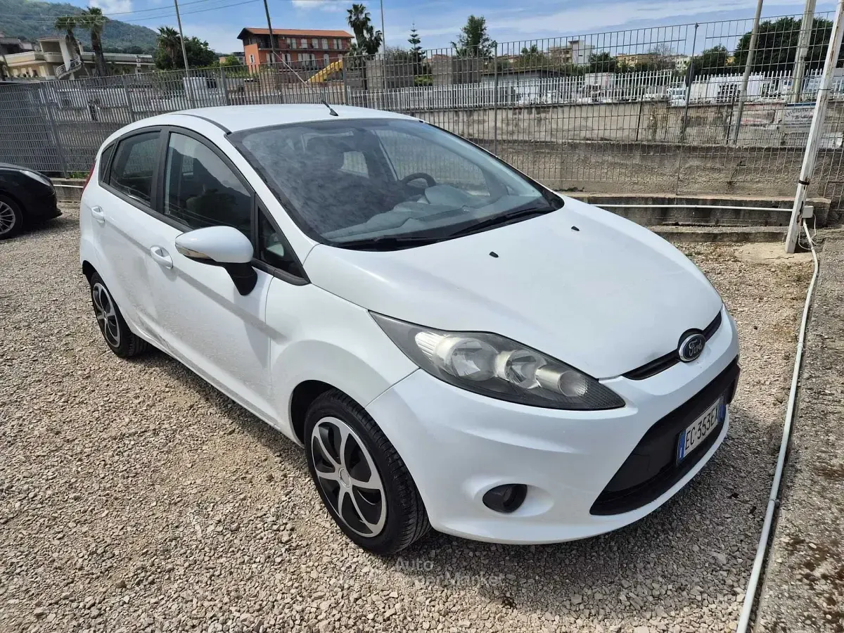 Usata Ford Fiesta 97 CV (71 kW) 2010 Bianco Berlina