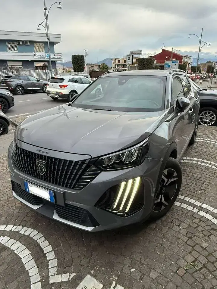 Usata Peugeot 2008 Allure 131 CV (96 kW) 2023 Grigio SUV