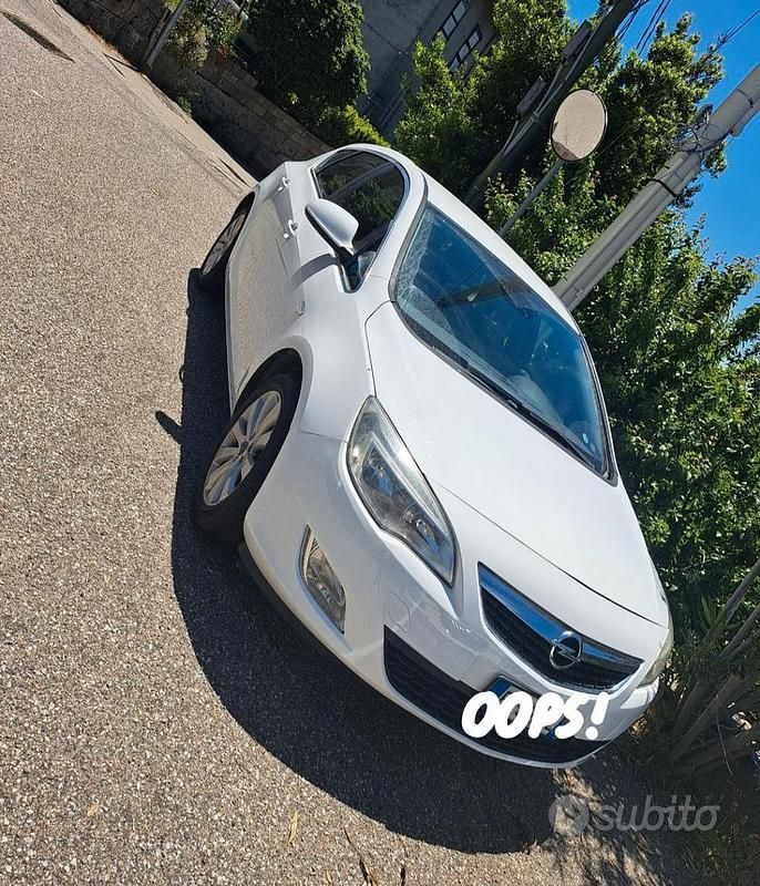 Bianco Usata 2011 Opel Astra Tre volumi | 5900 € - Immagine 1/4
