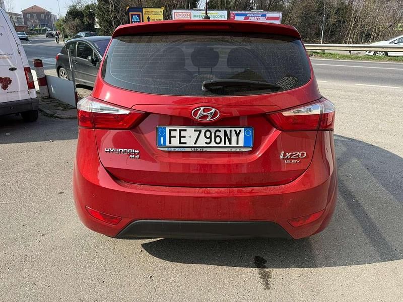 Usata Hyundai ix20 Xpossible 124 CV (91 kW) 2016 Rosso Utilitaria