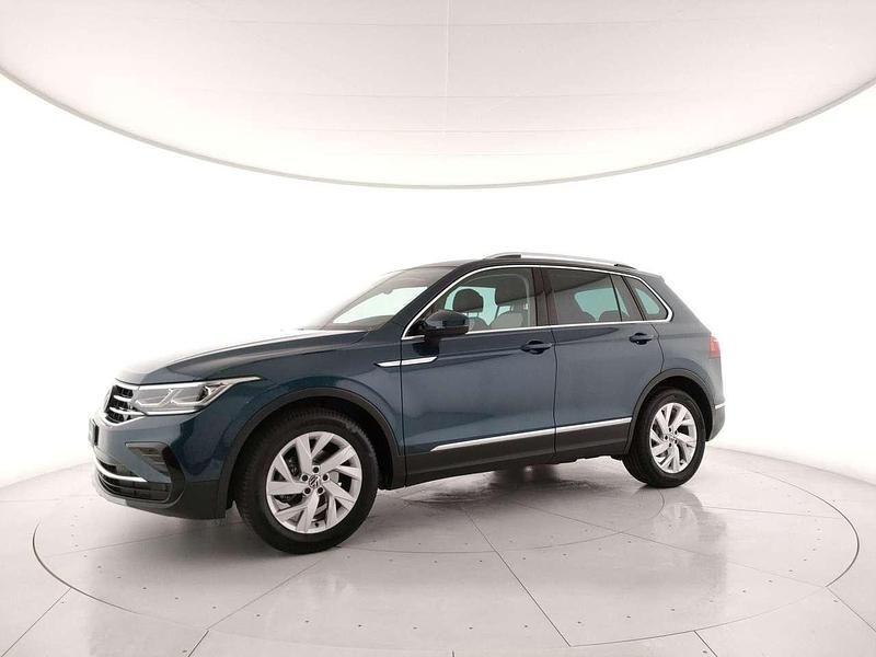 Usata VW Tiguan Elegance 150 CV (110 kW) 2021 Night shade blue SUV