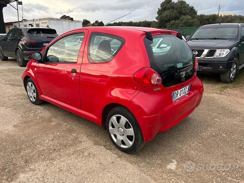 Usata Toyota Aygo Sol 67 CV (49 kW) 2008 Rosso Utilitaria