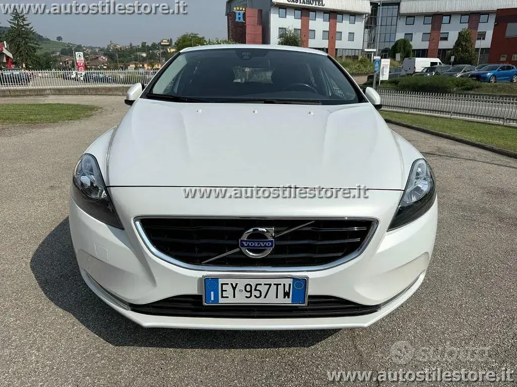 Usata Volvo V40 Ocean Race 150 CV (110 kW) 2015 Bianco perlato Berlina