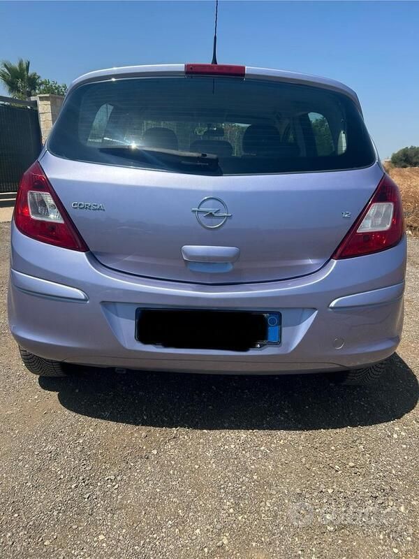 Usata Opel Corsa Club 80 CV (58 kW) 2007 Viola Berlina